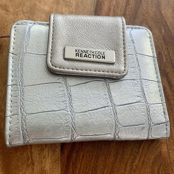 Kenneth Cole Reaction Silver Faux Leather Embossed Croc Logo Plate Bifold Wallet - Picture 2 of 12